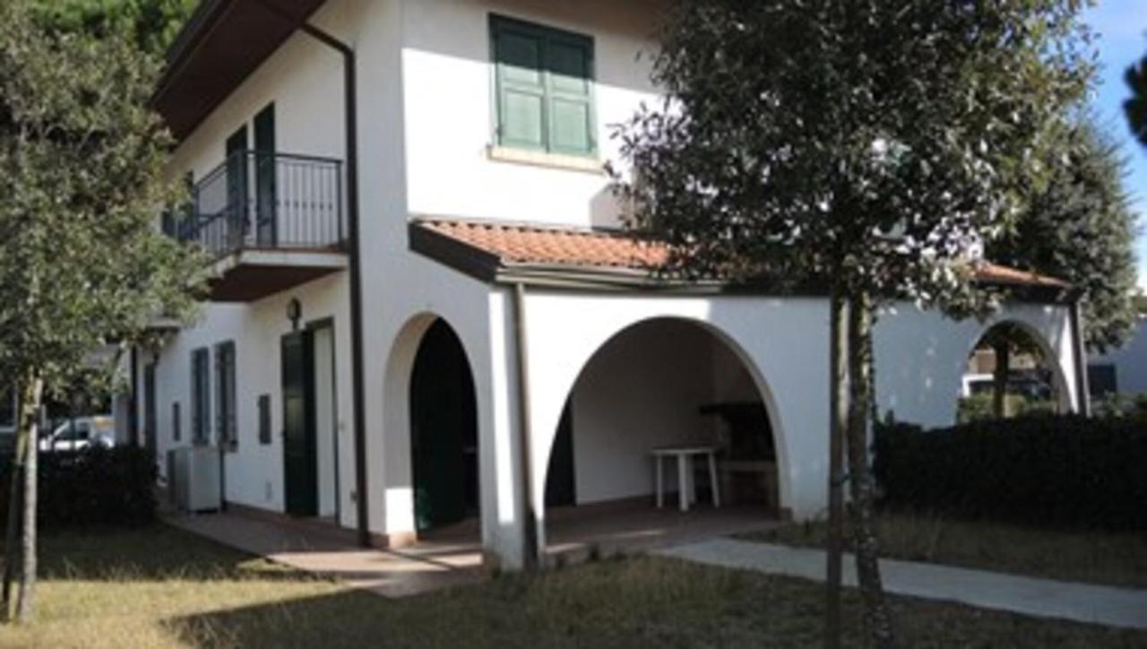 Amazing Villa With Private Garden In Bibione Esterno foto