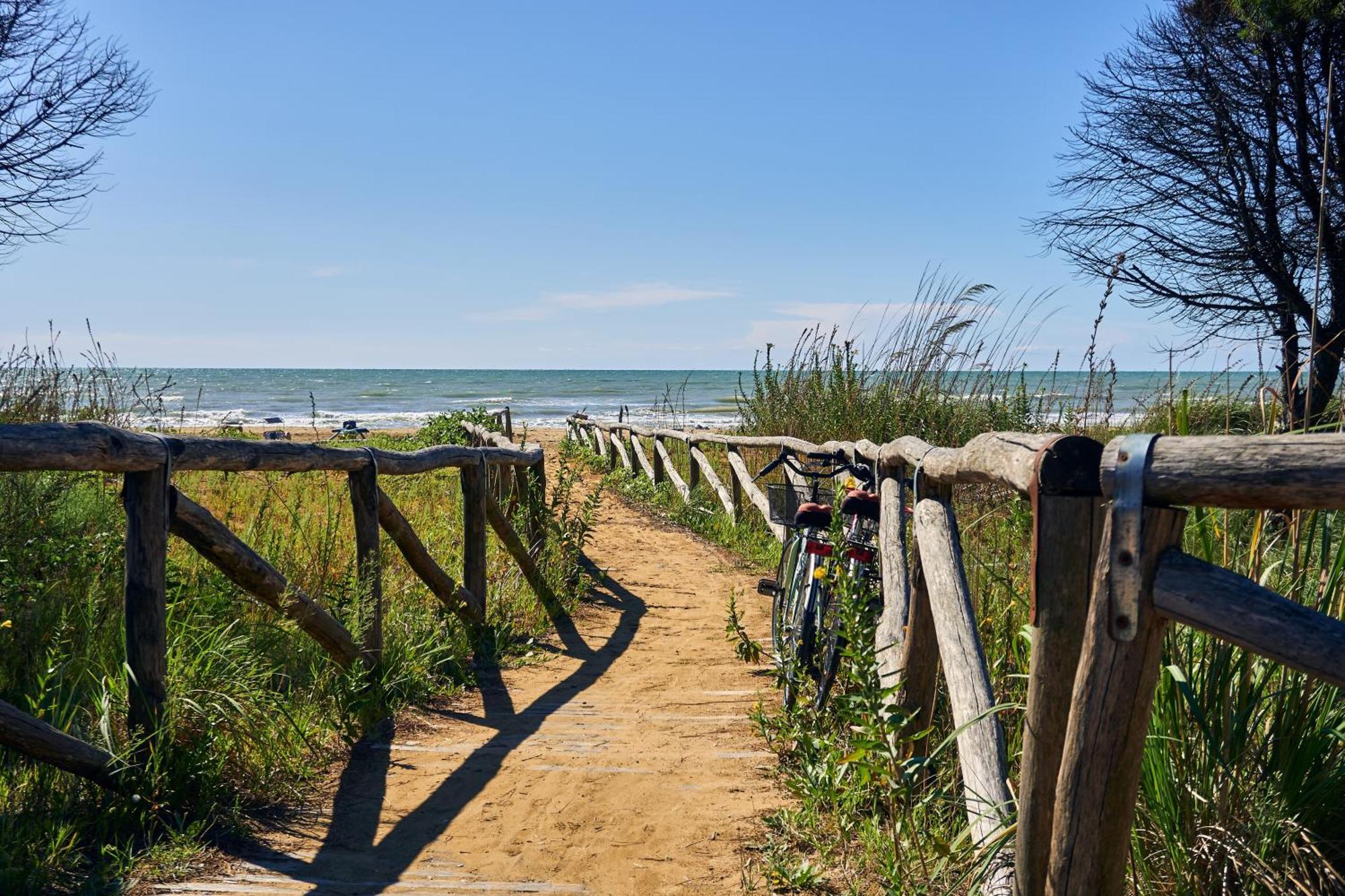 Amazing Villa With Private Garden In Bibione Esterno foto